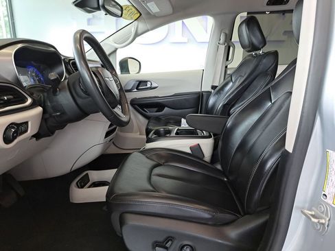 Used 2023 Chrysler Pacifica Touring-L FWD image 13