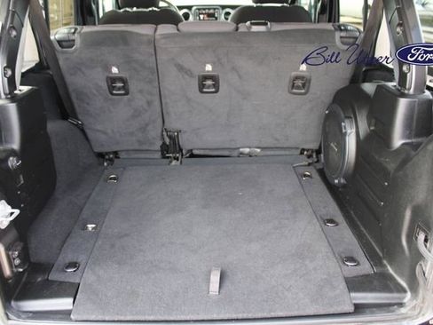 Used 2022 Jeep Wrangler Unlimited Sahara image 10