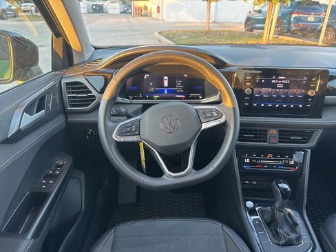 Used 2025 Volkswagen Taos SE image 11