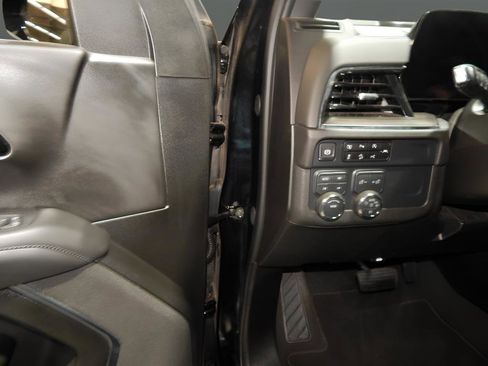 Used 2025 Chevrolet Suburban Z71 image 27