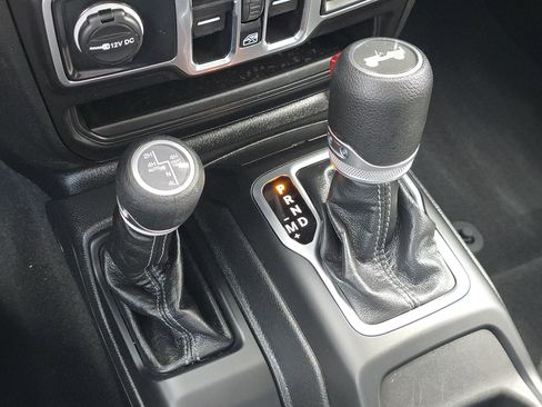 Used 2025 Jeep Wrangler Sahara image 25