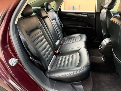 Used 2017 Ford Fusion SE w/ Fusion SE Technology Package image 16