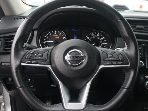 Used 2018 Nissan Rogue SV image 19