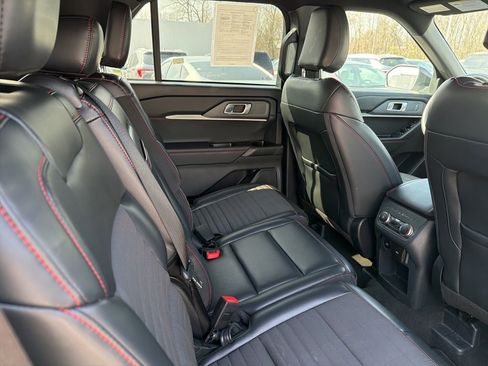 Used 2025 Ford Explorer ST-Line w/ ST-Line Street Pack image 13