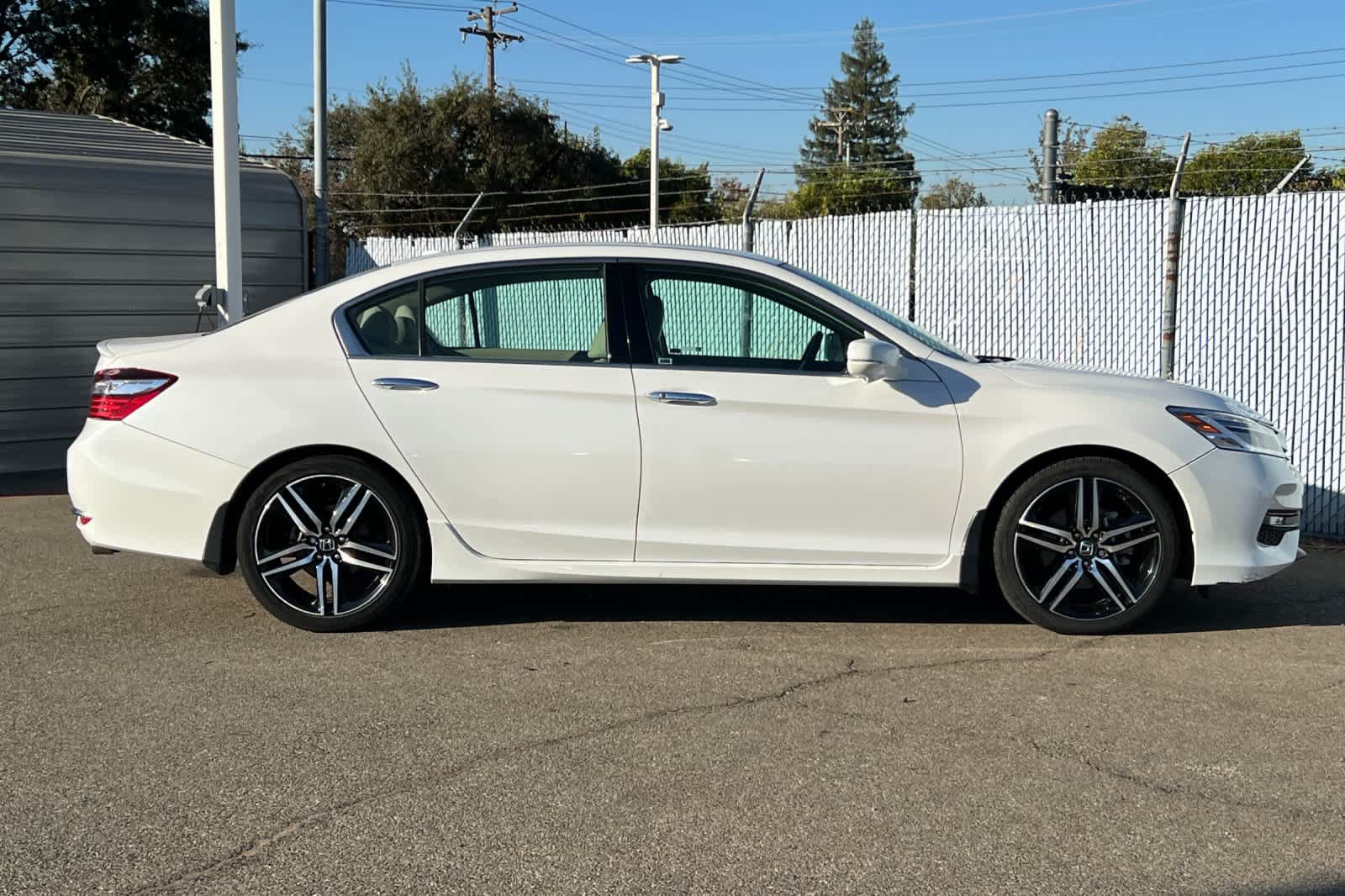 Used 2017 Honda Accord Touring image 6