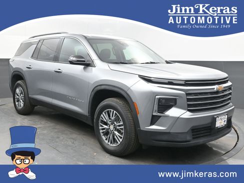 Used 2025 Chevrolet Traverse LT image 1