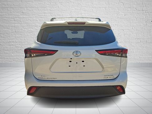Used 2021 Toyota Highlander XLE AWD/4WD image 5