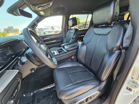Used 2024 Jeep Wagoneer Series III AWD/4WD image 18