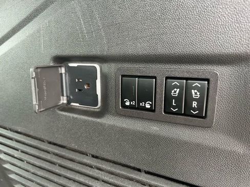 Used 2023 GMC Yukon XL Denali AWD/4WD image 57