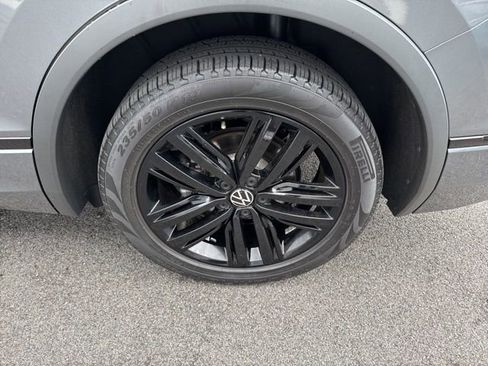 Used 2022 Volkswagen Tiguan SE R-Line image 32