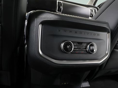 Used 2025 Ford Expedition Platinum image 28