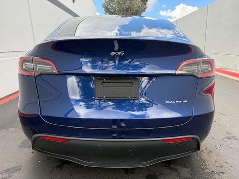 Used 2022 Tesla Model Y Long Range image 9