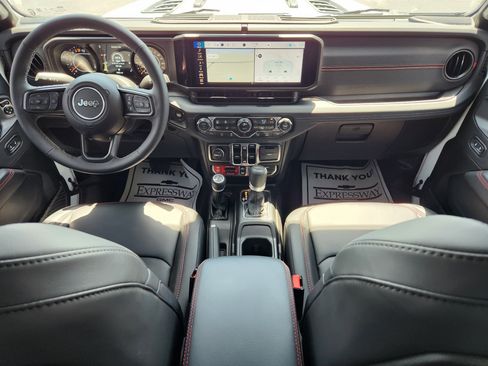 Used 2025 Jeep Gladiator Rubicon AWD/4WD image 15
