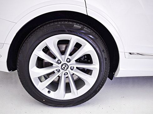 New 2025 Bentley Bentayga Plug-In Hybrid image 45