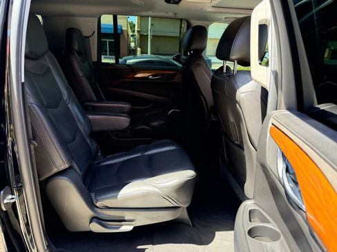 Used 2018 Cadillac Escalade ESV Luxury image 18