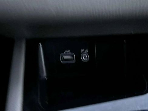 Used 2015 Kia Sedona SX image 38