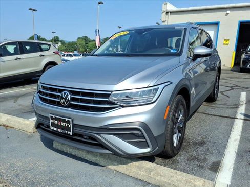 Used 2023 Volkswagen Tiguan SE w/ Panoramic Sunroof Package AWD/4WD image 3