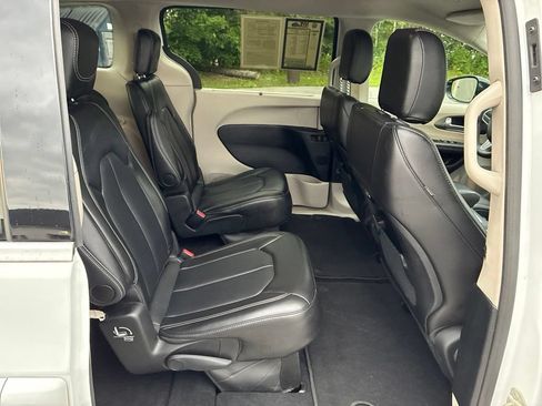 Used 2024 Chrysler Pacifica Touring-L FWD image 37