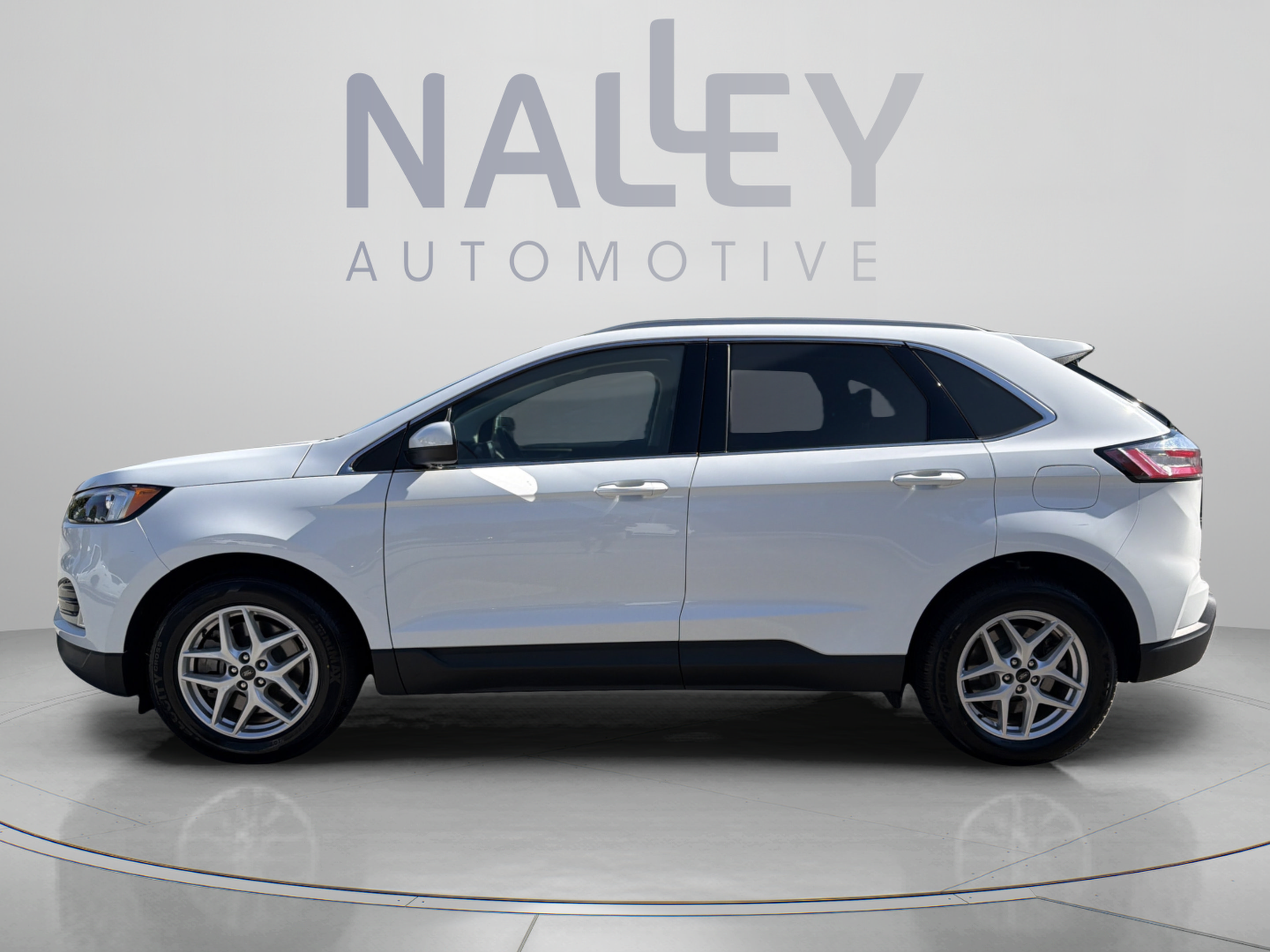 Used 2024 Ford Edge SEL w/ Convenience Package AWD/4WD image 2