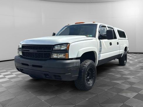 Used 2005 Chevrolet Silverado 2500 LS w/ Heavy-Duty Power Package AWD/4WD image 1