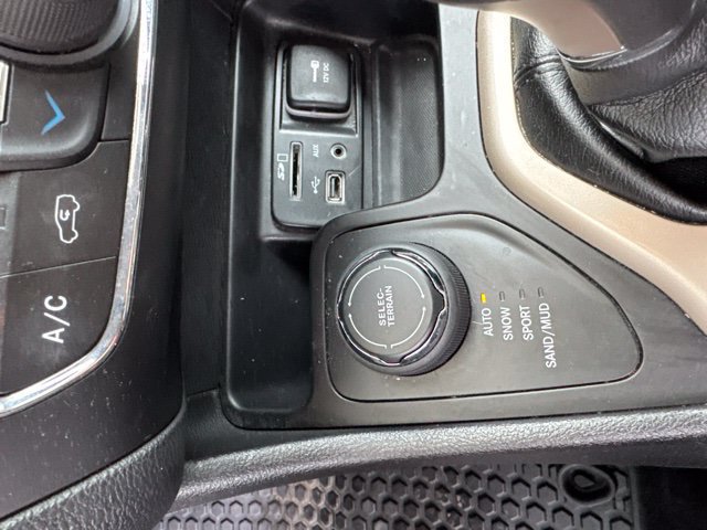 Used 2017 Jeep Cherokee 75th Anniversary AWD/4WD image 15