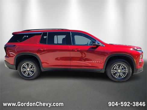 Used 2025 Chevrolet Traverse LT image 7