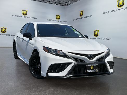 Used 2021 Toyota Camry SE FWD image 3