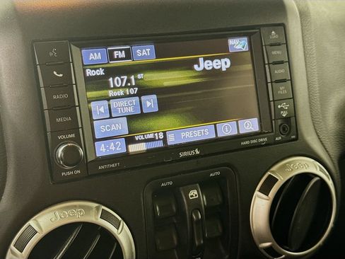 Used 2017 Jeep Wrangler Unlimited Rubicon w/ Connectivity Group AWD/4WD image 15