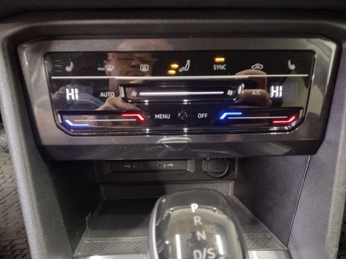 Certified 2024 Volkswagen Tiguan SE image 32