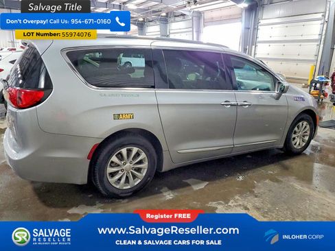 Used 2018 Chrysler Pacifica Touring-L w/ Advanced Safetytec Group FWD image 4