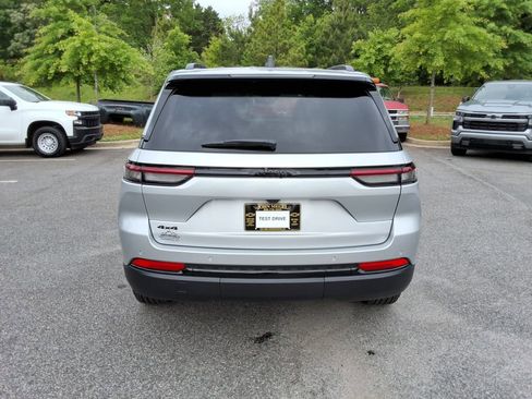 Used 2025 Jeep Grand Cherokee Altitude AWD/4WD image 6