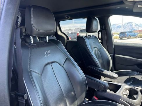 Used 2020 Chrysler Pacifica Limited w/ Advanced Safetytec Group FWD image 17