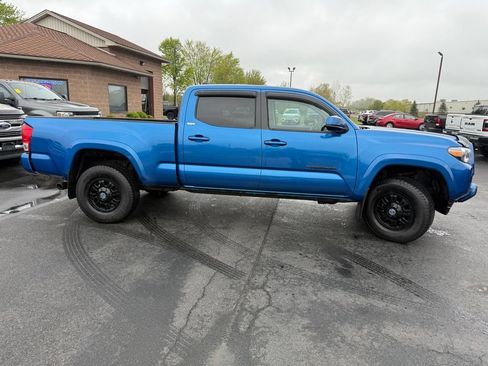Used 2017 Toyota Tacoma SR5 AWD/4WD image 6