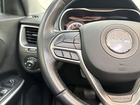 Used 2019 Jeep Cherokee Latitude Plus w/ Comfort/Convenience Group image 17