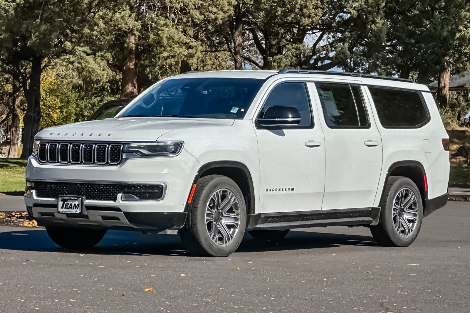 Used 2024 Jeep Wagoneer L Series II AWD/4WD image 9