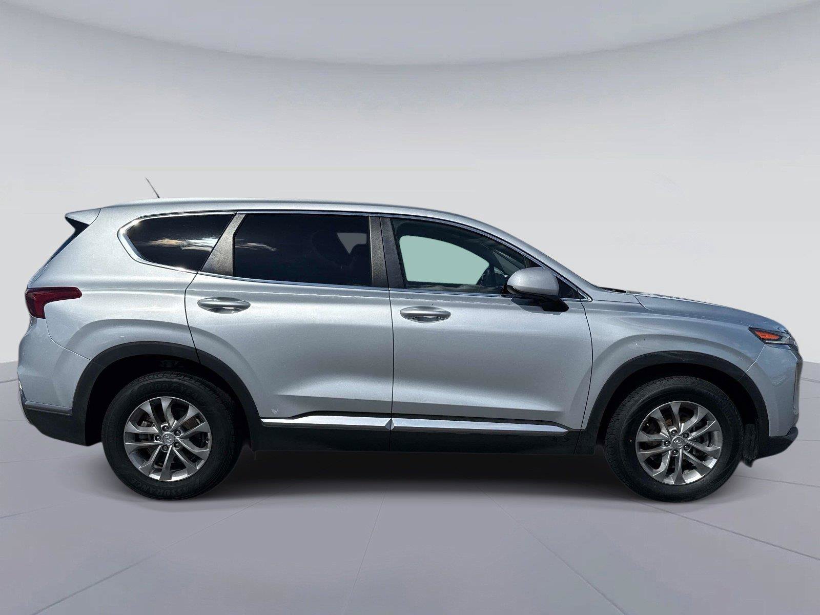Used 2019 Hyundai Santa Fe SE FWD image 2