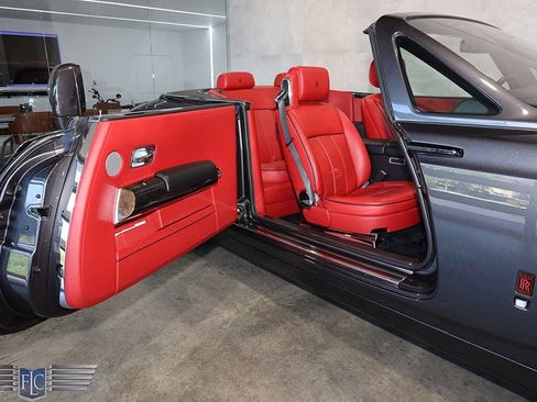 Used 2017 Rolls-Royce Phantom Drophead Coupe RWD image 13