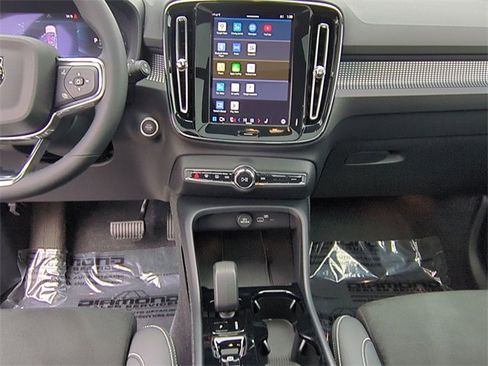 Used 2025 Volvo XC40 B5 Plus image 15