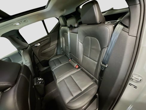 Used 2025 Volvo XC40 B5 Plus image 29