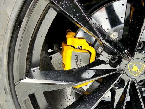 Used 2022 Lamborghini Urus AWD with Carbon Fiber Packages image 10