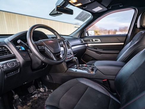 Used 2019 Ford Explorer XLT w/ XLT Sport Appearance Package image 5