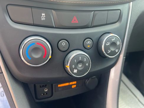 Used 2020 Chevrolet Trax LT w/ LT Convenience Package FWD image 16
