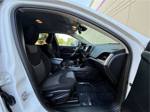 Used 2018 Jeep Cherokee Latitude AWD/4WD image 13