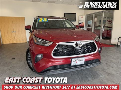 Certified 2025 Toyota Highlander XLE AWD/4WD image 1