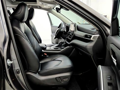 Certified 2023 Toyota Highlander XLE image 29