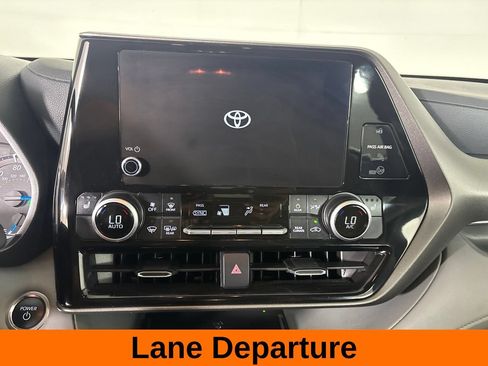 Used 2025 Toyota Highlander XLE AWD/4WD image 19