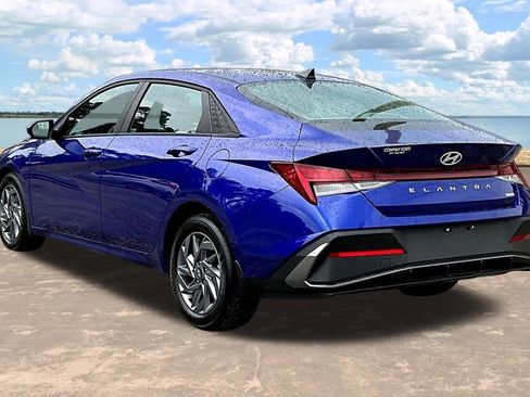 Used 2024 Hyundai Elantra Blue FWD image 5