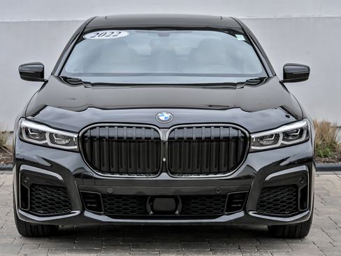 Used 2022 BMW 750i xDrive w/ Executive Package AWD/4WD image 2