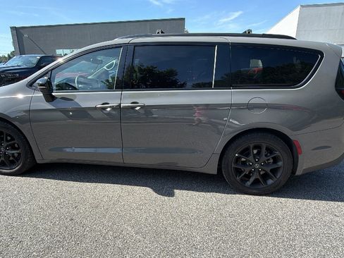 Used 2025 Chrysler Pacifica Limited FWD image 11