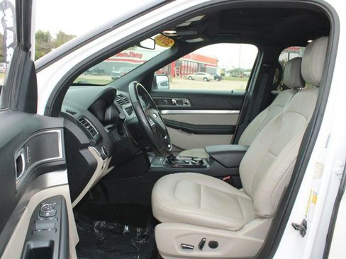 Used 2018 Ford Explorer XLT w/ Equipment Group 202A image 8